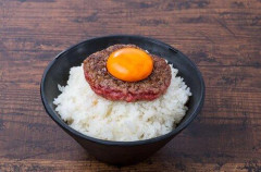 【画像】ハンバーグ屋さん、AIに店頭POPを頼んだ結果お米が消臭ビーズ化してしまう
