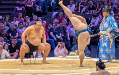 日本の力士って体操選手並みに体が柔らかいって本当！？　海外の反応。