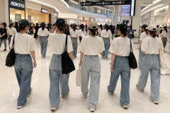 【画像】最近の女の子、ガチで全員この格好してるｗｗｗｗ