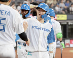 日本ハム快勝で2位西武とゲーム差なし　今季初スタメンマスクの郡司5号2ラン&好守で貢献　山崎が開幕５連勝