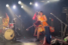 【動画】美少女ガールズバンド、ライブ中にギターを客席へ投げてしまうｗｗｗｗ