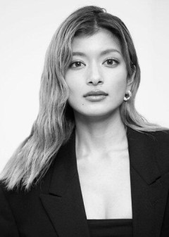 【画像】ローラ、お盆の生け花を大胆な衣装で披露「ちょっと、セクシー過ぎん」