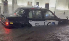 【悲報】執念で冠水した道路を走らせて駅前に到着したタクシーが発見される
