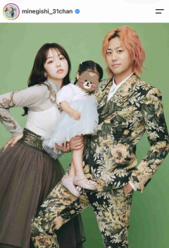 結婚４周年、峯岸みなみが家族写真アップ「てっちゃんといる時本当綺麗」「相変わらずラブラブ」