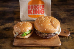 【悲報】バーガーキング、「素手」でハンバーガー作って炎上ｗｗｗｗｗｗｗｗ