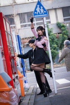 【画像】長身レイヤーさん、ハイヒールを履き男を圧倒してしまう