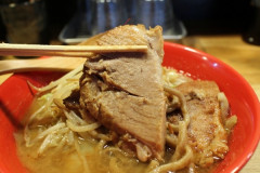 【悲報】二郎系ラーメンのカロリー＆塩分がついに明らかになる⇒！