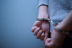 【閲覧注意】レ◯プ魔(33)に侵入され姉(18)「妹(13)には手を出さないで！」→