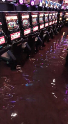 【ゲリラ豪雨】大雨被害に遭った千葉県佐倉市のパチ屋の店内状況が怖すぎると話題に…