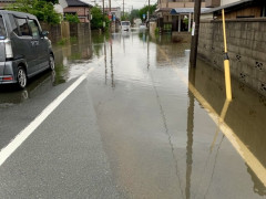 車体が浸かるまで水位上がってんのに「行ける」って思っちゃうもんなのか？