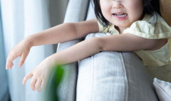 姪「ねえ、オジサンは自分の家がないの?どうしてずっとおばあちゃんの家にいるの?」