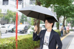 【疑問】男で日傘を差してる人って「男の顔にシワやシミができるのは醜い」って感覚を持っているの？ｗｗｗｗｗｗｗｗｗｗ