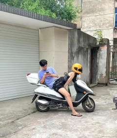 【画像】美脚バイク乗り女さん、男と2ケツしてしまうｗｗｗｗｗ
