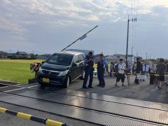 【悲報】軽自動車おっさん、撮り鉄集団に特攻するｗｗｗｗ