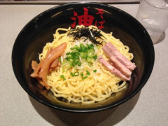 油そばって麺量あるから食べ応えあるように思うけど実際は普通のラーメンの方が食べ応えあるよな