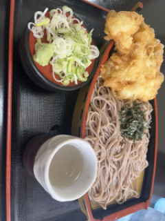 蕎麦食ってる