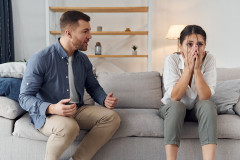 【悲報】嫁「浮気したよ♡」ワイ「ふざけんな！離婚や！」嫁「いいけど3バカの親権は私が貰うからねｗ」⇒結果！！！！