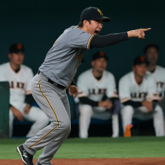 阪神・藤川球児監督が激高！ 森下の2試合連続死球に真っ先に飛び出し、巨人ベンチ指さし猛抗議… 戻ってからもベンチ蹴り上げ   #野球