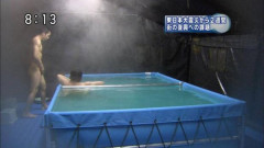 【画像】被災者まんさん、自衛隊の用意した仮設風呂に入浴する
