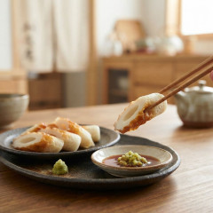 ちくわを斜めに切ってワサビ醤油で食べてる