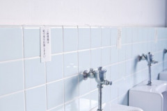 【悲報】アメリカ人さん、トイレで中学生を盗撮。外国人性加害が増え続ける恐怖...