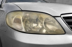 車のヘッドライトって一度黄ばみ出すと綺麗にしてもダメだな