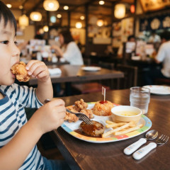 子どもに外食で食べさせがちなもの