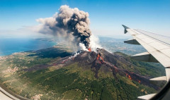 イタリア南部シチリア島のエトナ山が噴火、航空網混乱…溶岩見ようと観光客も！