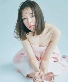テレビに『佐藤栞里』出てると貧相なお乳を見ちゃう奴wwwwwwww