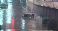 【悲報】大雨で水が溜まったアンダーパスに車で突入する奴wwww