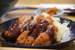 とあるSAがAIで作ったと思われる味噌カツのメニュー写真があまりにもきしょいと話題に…