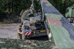 ドイツ陸軍の演習中にPzH2000自走榴弾砲1両が故障、整備部隊が迅速に回収し後方で修理！