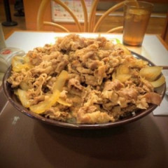 キング牛丼食べてみたいんやが高くね？