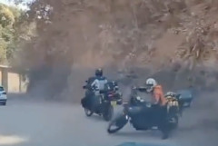 大型バイクのライダーさん、エキサイトバイク並みに飛んでしまうｗｗｗｗ