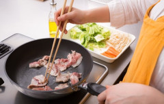 【唖然】セクシー女優さん　料理を作って批判をされてしまう････！ (※画像あり)
