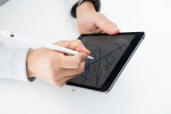 X民「水槽の水草買ってタブレットと一緒にリュックに入れたら水が漏れてタブレットが水没した！弁償しろ！」