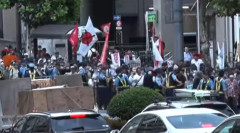 終戦の日の15日、靖国神社周辺で「8・15反『靖国』デモ」が行われバツ印の日の丸が掲げられる・・・　「国旗損壊罪じゃねえか！」とのネットの声