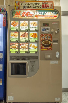 【画像】女さん「男って手の込んだ料理よりこういうの食わせときゃ満足するんでしょ」→