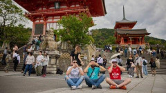 【困惑】白人観光客「ゴミ捨てたいのに日本にはゴミ箱がないなぁ……そうだ!!!」