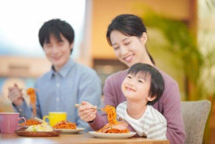 【悲報】ケンモ爺、うっかりお母さんと外食してるのがバレてしまう