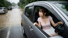 【そらそうよ】突然の大雨への対応は　JAF「水深に関係なく冠水路には進入しないこと」　