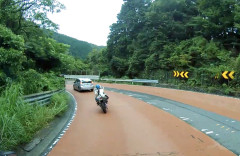【悲報】タンデムバイカー、カーブで転んでしまう