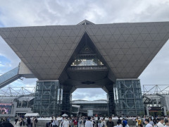 「ビッグサイトの逆ピラミッドって入れるの？」外国人と見るコミックマーケット108まとめ