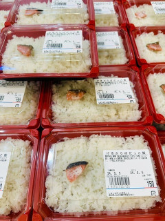 【画像あり】日本人、貧乏になる。鮭ご飯がほとんど米・・・