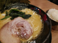 豚骨ラーメン+半ライス、もう一品は？
