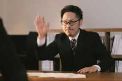 【緊急】フランス人「日本人観光客はレストランで手を挙げて店員を呼ぶ。マナー悪すぎ」⇒！！