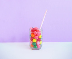 駄菓子でめっちゃカラフルで細いビニールに入った押し固められた白い粉みたいなのあるじゃん