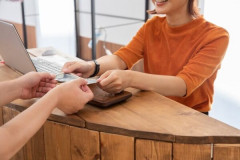 【呆然】女店員「332円になります！」俺「1110円で」女店員「え？」俺「いいから」女店員「ありがとうございます！」俺「え？」女店員「キモ」⇒結果ｗwｗ