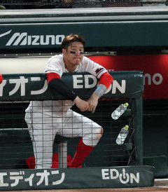カープ小園、守備ミス連発で『懲罰交代』新井監督「沢山ファンの方が見に来てくれているので」