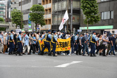 反靖国デモに50人　バツ印の日の丸「国旗損壊じゃねえか」と双方応酬　中国国営テレビが参加者にインタビューも
